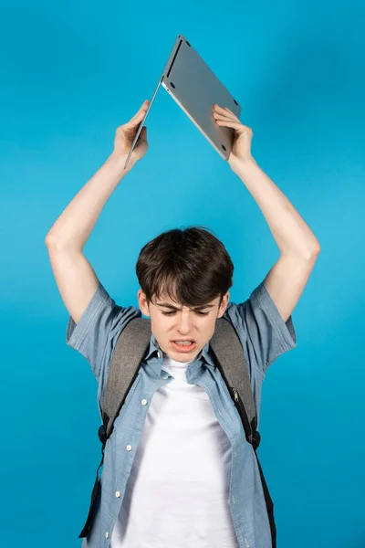 Zdesperowany Zły Student Rzucając Laptop Izolowany Niebieskim Tle — Zdjęcie stockowe