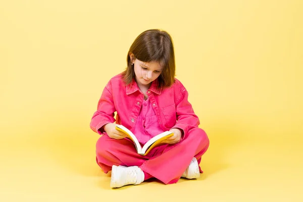 Rosa Klädd Barn Läser Bok Gul Bakgrund — Stockfoto