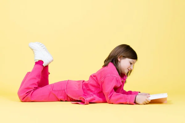 Sidovy Över Liten Flicka Som Ligger Golvet Och Läser Bok — Stockfoto