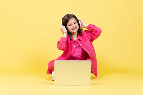 Aranyos Kislány Fülhallgatót Visel Podcastet Hallgat Laptop Előtt — Stock Fotó