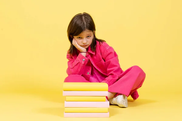 Linda Menina Entediada Sentada Frente Uma Pilha Livros Olhando Para — Fotografia de Stock