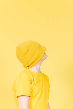 Gözleri bağlı çocuk sarı fotokopi alanına bakıyor. Çocukluk konsepti korkusu