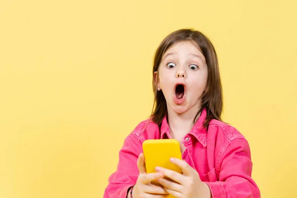 Sorprendida Niña Mirando Teléfono Usando Las Redes Sociales Control Parental — Foto de Stock