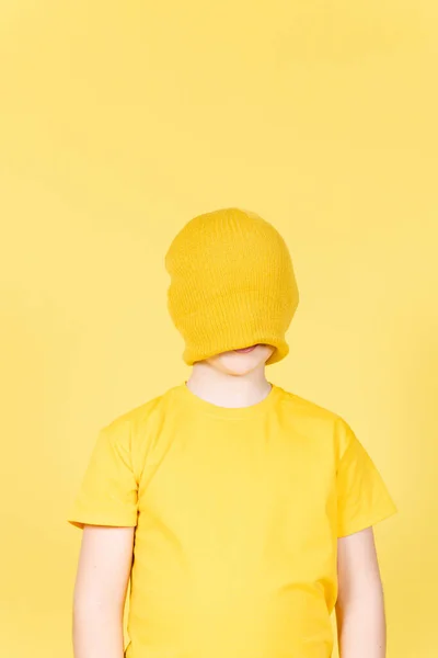 少年はウールの帽子をかぶって目を覆う 幼少期問題の抽象概念 — ストック写真