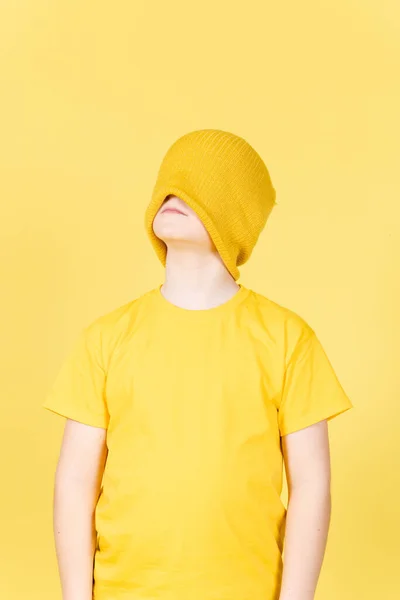 目隠しをされた少年は夢を見て黄色の背景を見上げます 混乱した子供の概念 — ストック写真