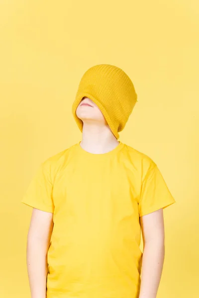 Menino Olhos Vendados Sonhando Olhando Para Cima Fundo Amarelo Conceito — Fotografia de Stock