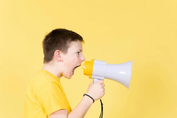 Rapaz Irritado Gritando Alto Falante Para Copiar Espaço Fundo Amarelo — Fotografia de Stock