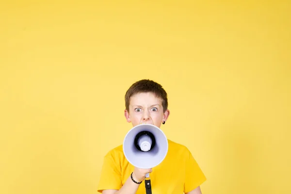 Menino Irritado Falando Megafone Olhando Direto Para Câmera Fundo Amarelo — Fotografia de Stock