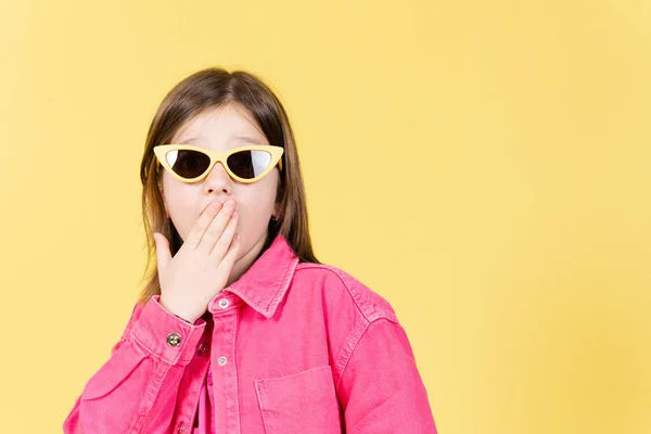 Förvånad Skrytsam Liten Flicka Bär Solglasögon Tittar Kameran Isolerad Gul — Stockfoto