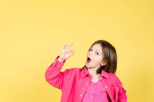 Menina Bonito Fazendo Sinal Fino Com Mão Olhando Para Câmera — Fotografia de Stock