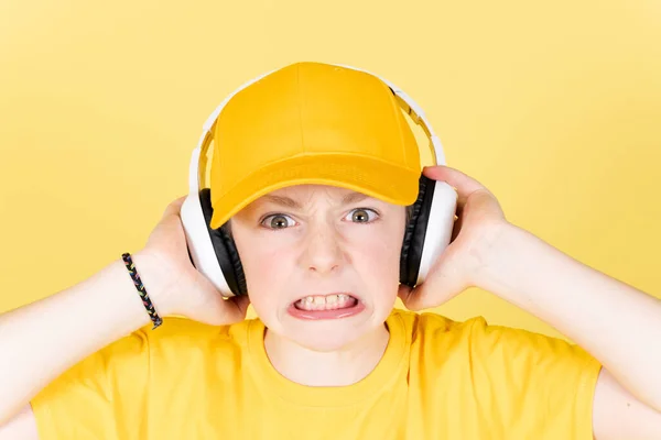 Agresywny Wściekły Chłopak Słuchający Rockowej Muzyki Słuchawkach Patrzący Prosto Kamerę — Zdjęcie stockowe