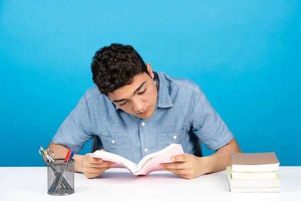 Estudante Adolescente Hispânico Lendo Livro Isolado Fundo Azul — Fotografia de Stock