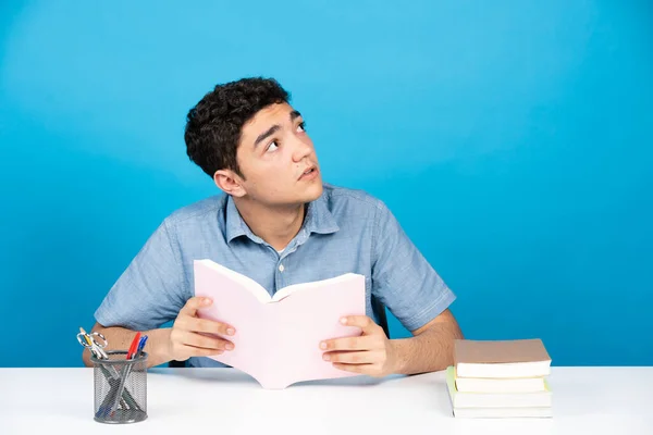 Hispanischer Student Hält Ein Buch Der Hand Und Denkt Isoliert — Stockfoto