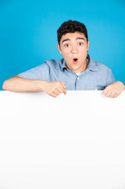 Şaşırmış İspanyol adam fotokopi alanını işaret ediyor.