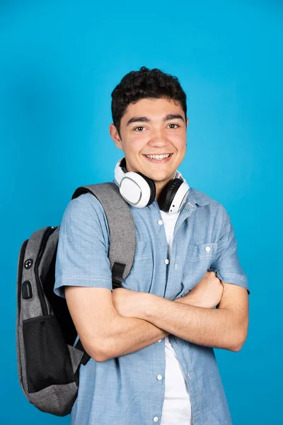 Estudiante Universitario Hispano Sonriente Mirando Cámara Aislada Sobre Fondo Azul —  Fotos de Stock