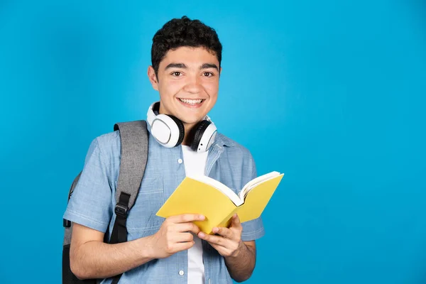 Retrato Estudante Universitário Hispânico Segurando Livro Isolado Fundo Azul — Fotografia de Stock