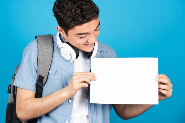 Hispanische Teenager College Studentin Betrachtet Blatt Papier Mit Kopierraum Isoliert — Stockfoto