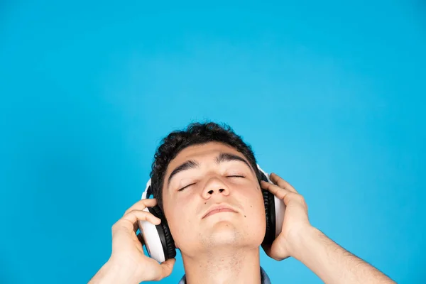 Ισπανόφωνος Έφηβος Αγόρι Ακούγοντας Χαλαρωτική Μουσική Και Κοιτάζοντας Προς Πάνω — Φωτογραφία Αρχείου