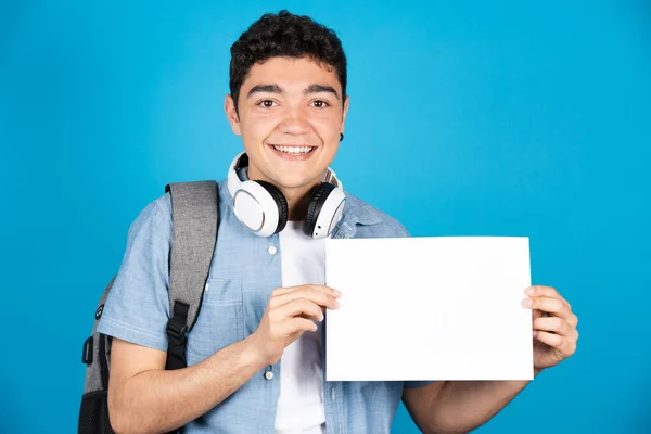 Der Hispanische Student Hält Ein Weißes Blatt Papier Mit Kopierraum — Stockfoto