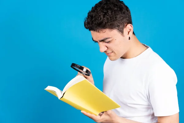 Hispanischer Mann Liest Ein Buch Mit Einer Lupe Isoliert Auf — Stockfoto