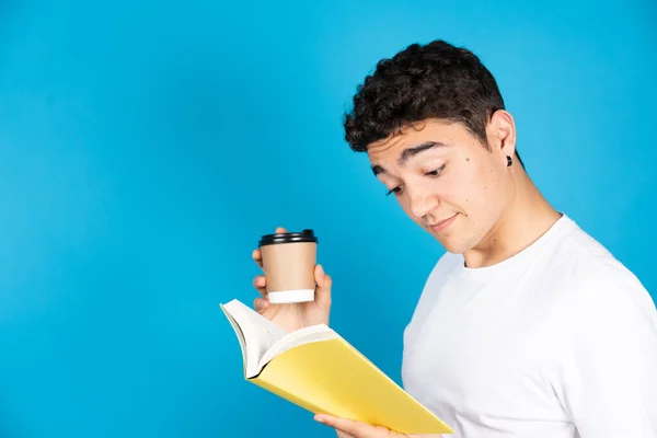 Homem Hispânico Segurando Uma Xícara Descartável Café Lendo Livro Isolado — Fotografia de Stock