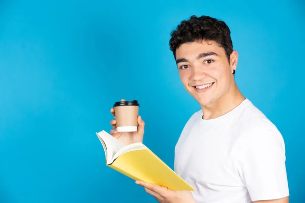 Jovem Hispânico Feliz Segurando Livro Uma Xícara Café Descartável Enquanto — Fotografia de Stock