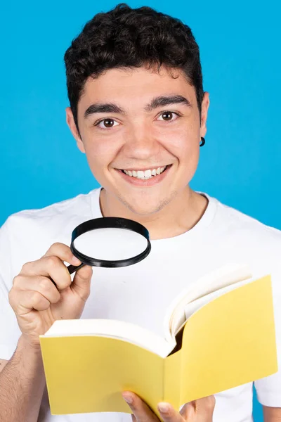 Hispánec Mladý Muž Drží Knihu Loupe Při Pohledu Kameru Izolované — Stock fotografie