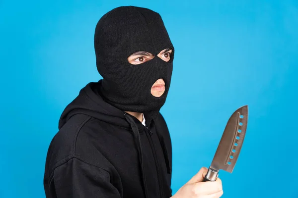 Pembunuh Mengenakan Masker Wajah Terisolasi Latar Belakang Biru Konsep Delincuence — Stok Foto