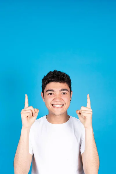 Rapaz Adolescente Bonito Feliz Apontando Para Cima Para Copiar Espaço — Fotografia de Stock