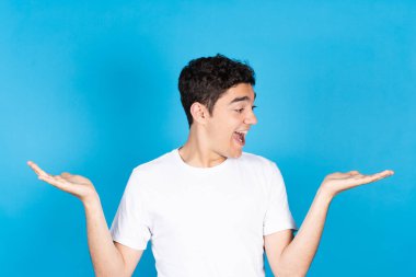 Mutlu İspanyol adam en iyi seçeneği arıyor. Farklı seçenekler karşılaştırılıyor