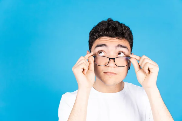 Hispanic Teenager Boy Looking Glasses Copy Space Isolated Blue Background — Foto de Stock