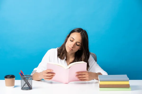 Junge Hübsche Hispanische Frau Liest Ein Buch Sitzt Hinter Schreibtisch — Stockfoto