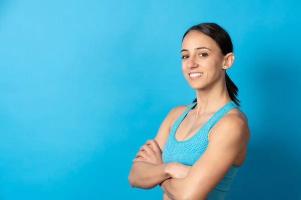 Portrait Confident Hispanic Sportswoman Looking Camera Isolated Blue Background — Fotografia de Stock
