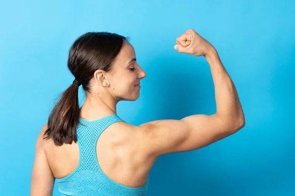 Back View Proud Hispanic Sportswoman Showing Biceps Isolated Blue Background — Fotografia de Stock