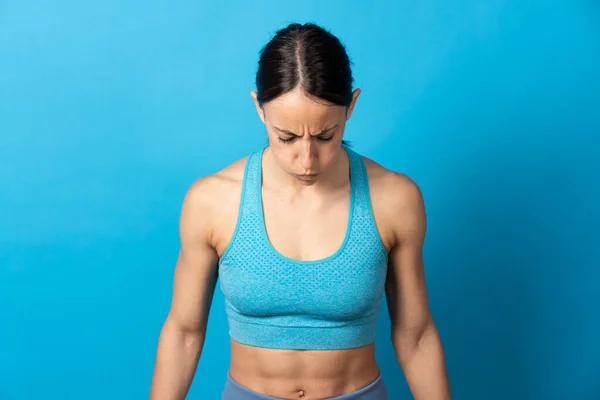 Concentrated Hispanic Sportswoman Looking Isolated Blue Background — Fotografia de Stock