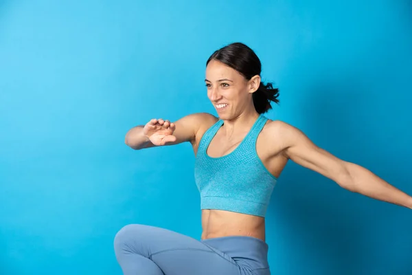 Hispanic Sportswoman Making Exercise Smiling Isolated Blue Background — Fotografia de Stock