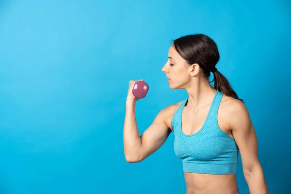 Side View Focused Hispanic Sportswoman Rising Weight Isolated Blue Background — Fotografia de Stock