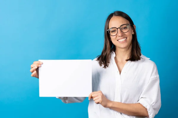 Pretty Hispanic Woman Holding White Sheet Paper Copy Space Smiling — Fotografia de Stock