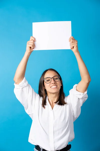 Hispanic Pretty Woman Holding White Board Copy Space Isolated Blue — Stockfoto