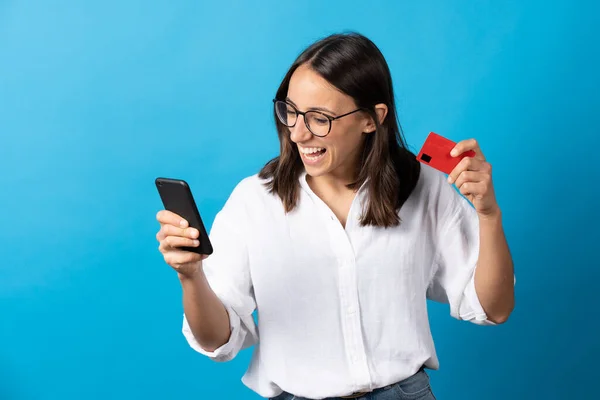 Pretty Hispanic Woman Buying Online Using Her Phone Credit Card — Stockfoto