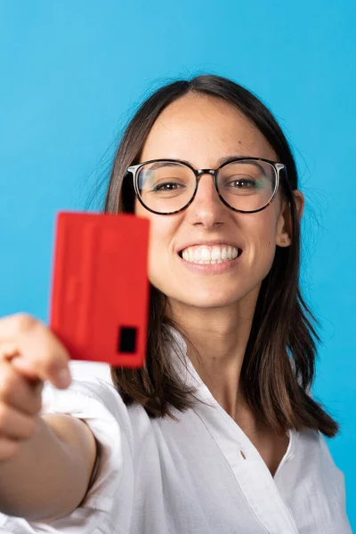 Pretty Smiling Hispanic Young Woman Showing Credit Card Camera Isolated — 스톡 사진