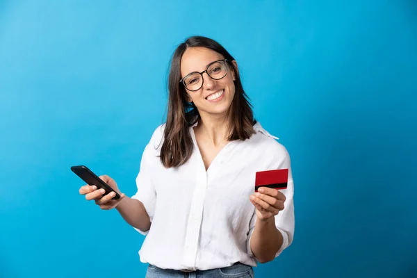 Smiling Hispanic Woman Shopping Online Looking Camera Isolated Blue Background — Stockfoto