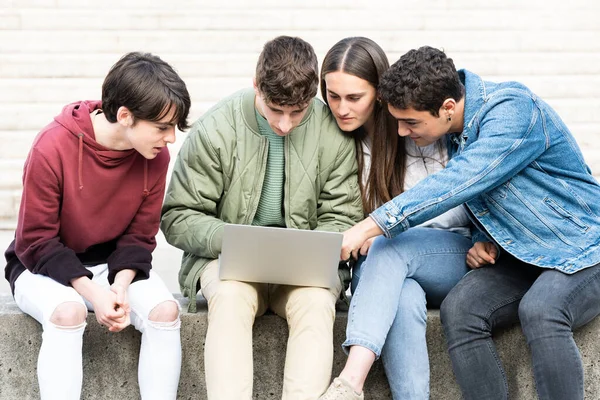 Group Teenagers Working Together Laptop — Stockfoto