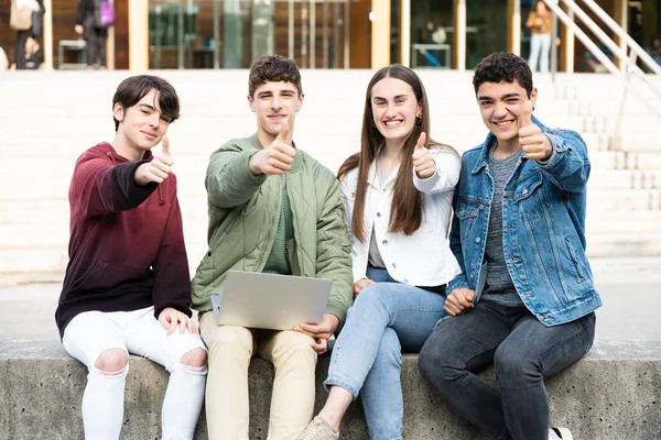 Gruppe Jugendlicher Schaut Kamera Und Macht Zeichen — Stockfoto