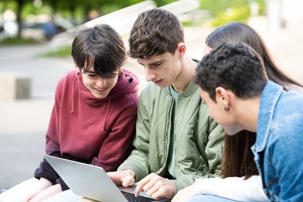 Gruppe Jugendlicher Die Gemeinsam Einem Laptop Arbeiten Teamwork Konzept — Stockfoto