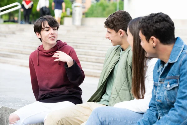 Süß Teenager Junge Talking Mit Seine Friends Draußen — Stockfoto