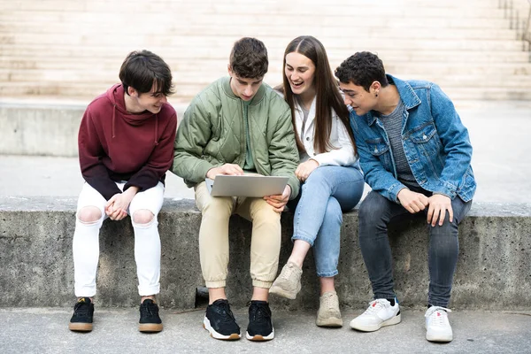 Grupo Amigos Adolescentes Trabalhando Aprendendo Juntos Laptop — Fotografia de Stock
