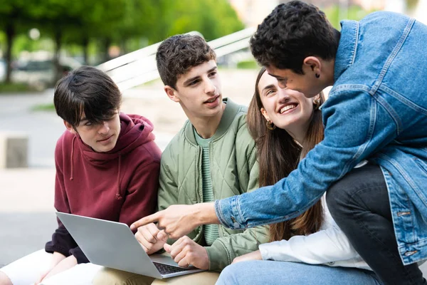 Tonåringar Arbetar Och Studerar Tillsammans Laptop Lagarbete Universitetskonceptet — Stockfoto