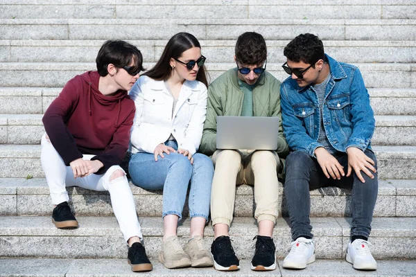 Gruppe Jugendlicher Studenten Sitzt Auf Treppen Und Arbeitet Zusammen — Stockfoto
