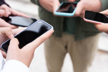 Telefonu kullanarak elinizi kapatın. Dijital bağımlılık kavramı.